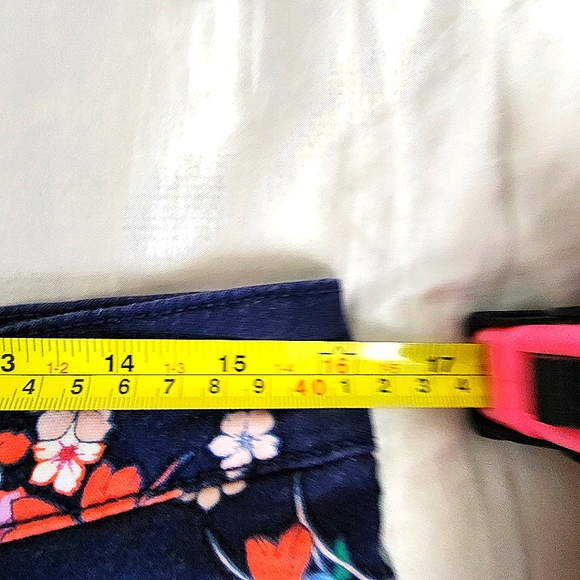 St Johns Bay Women Cropped Navy Floral Capris Mid Rise Size 12 - Picture 6 of 6